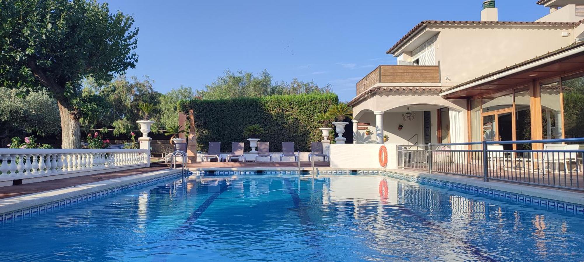 Hotel & Restaurant Figueres Parc Los Hostalets de Llers Dış mekan fotoğraf