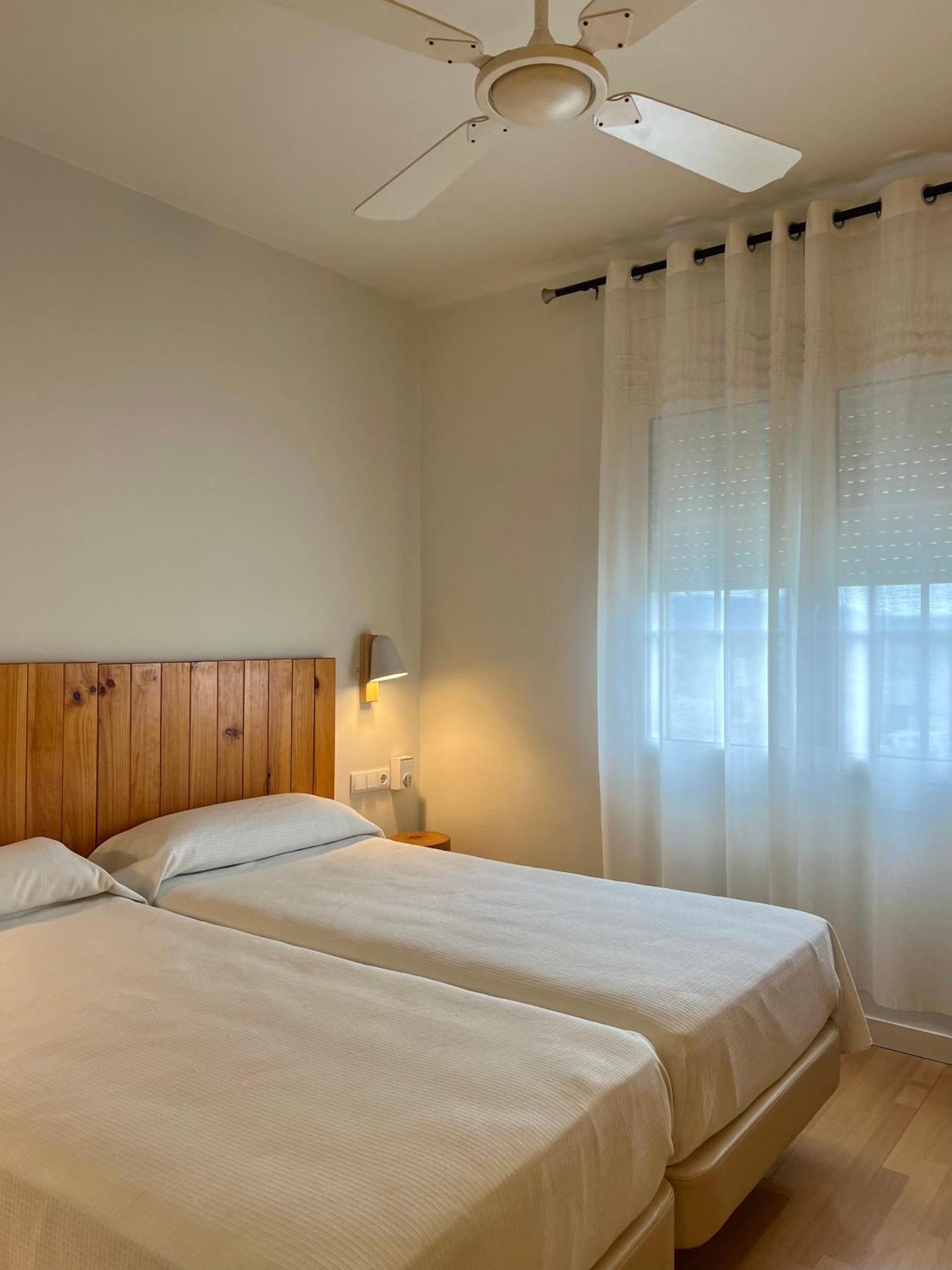 Hotel & Restaurant Figueres Parc Los Hostalets de Llers Dış mekan fotoğraf