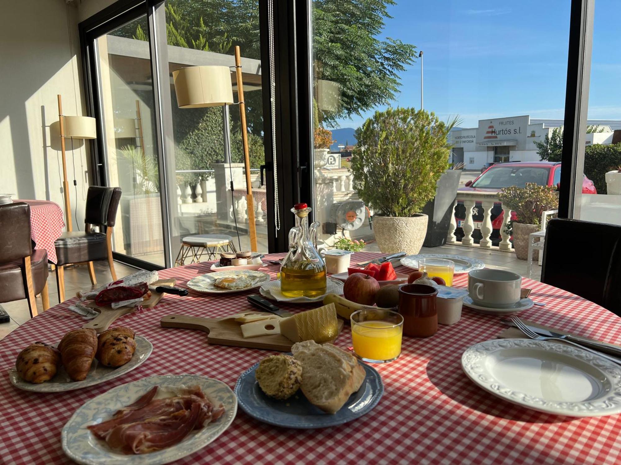 Hotel & Restaurant Figueres Parc Los Hostalets de Llers Dış mekan fotoğraf