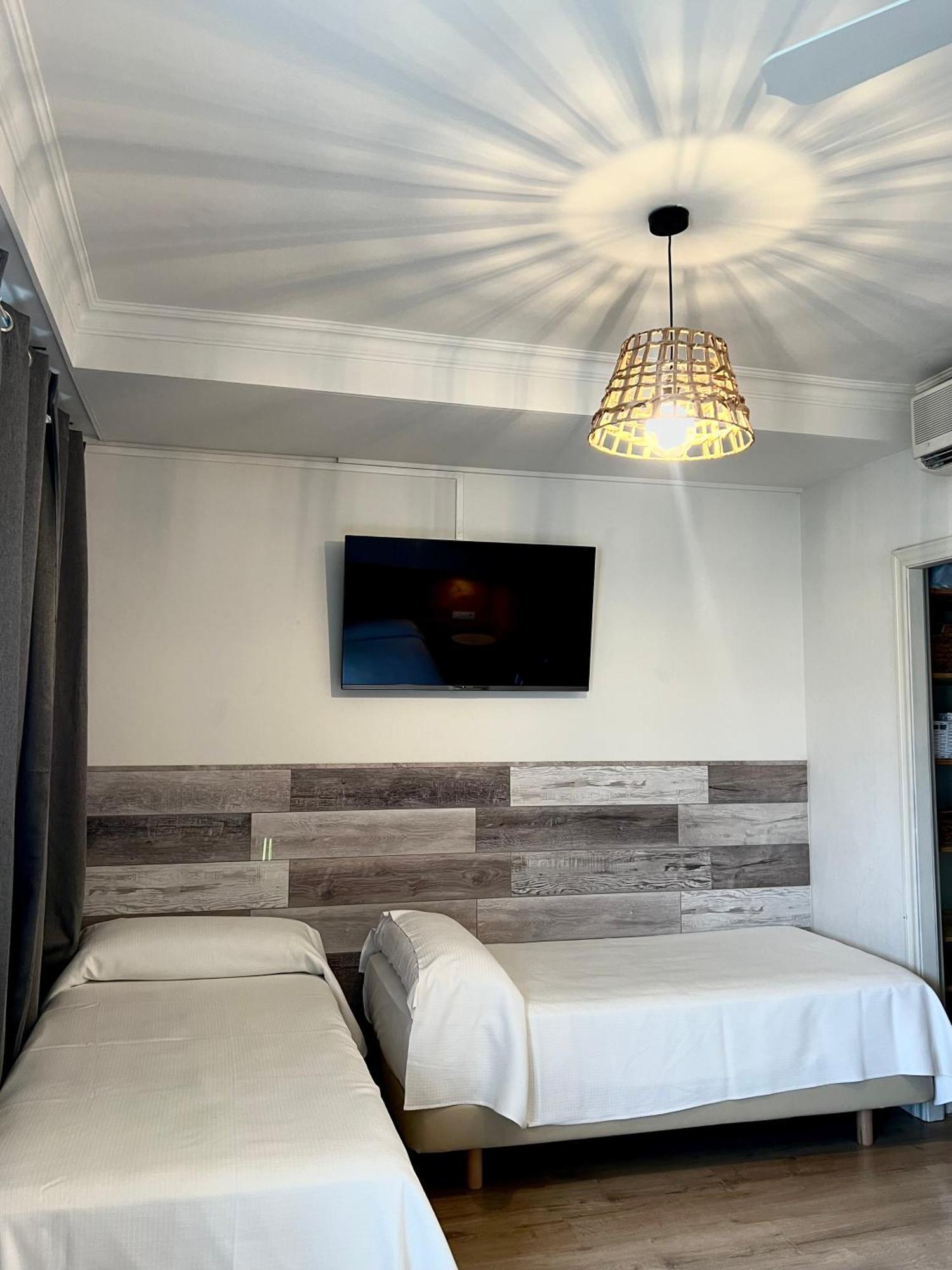 Hotel & Restaurant Figueres Parc Los Hostalets de Llers Dış mekan fotoğraf