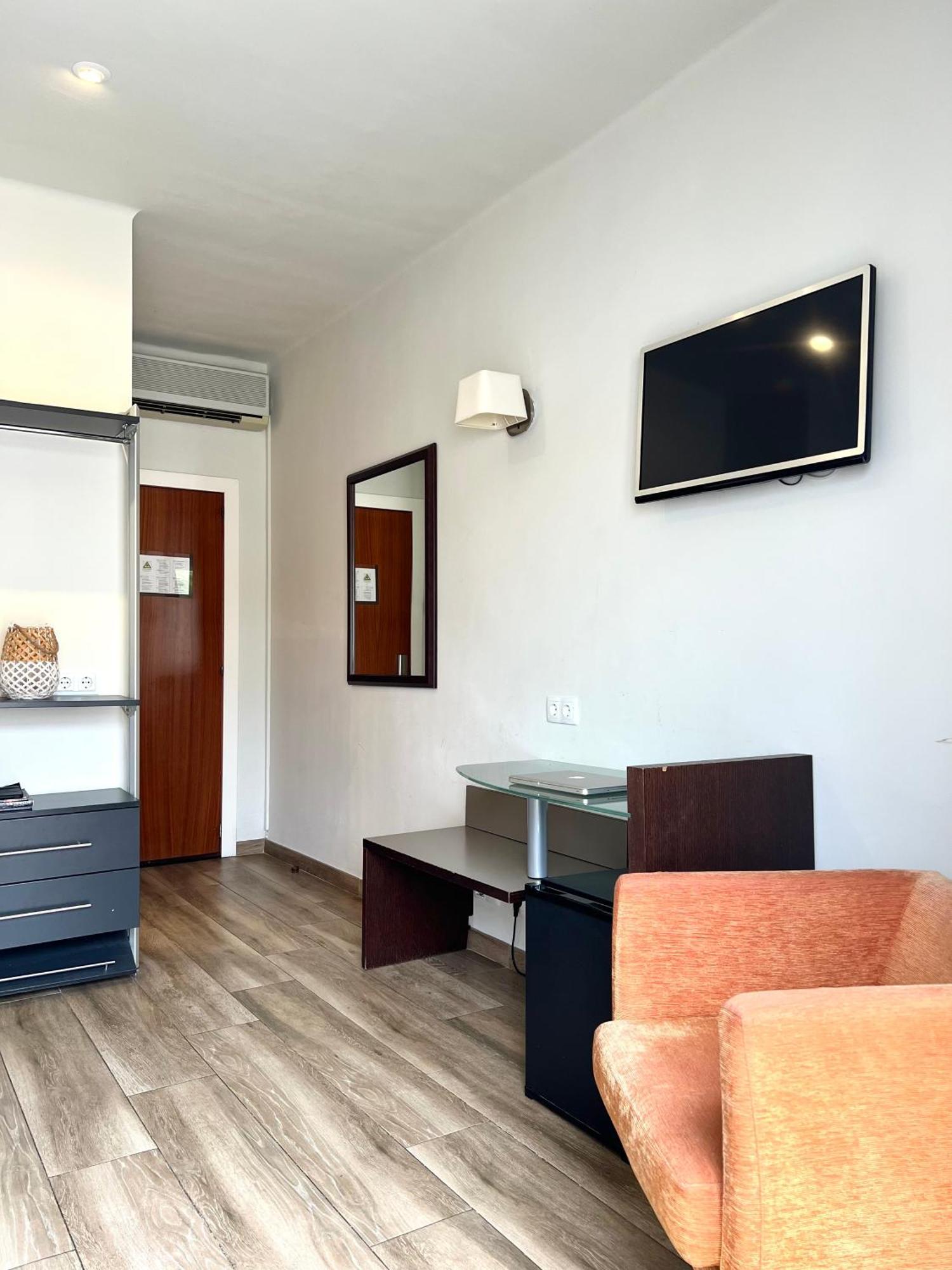 Hotel & Restaurant Figueres Parc Los Hostalets de Llers Dış mekan fotoğraf