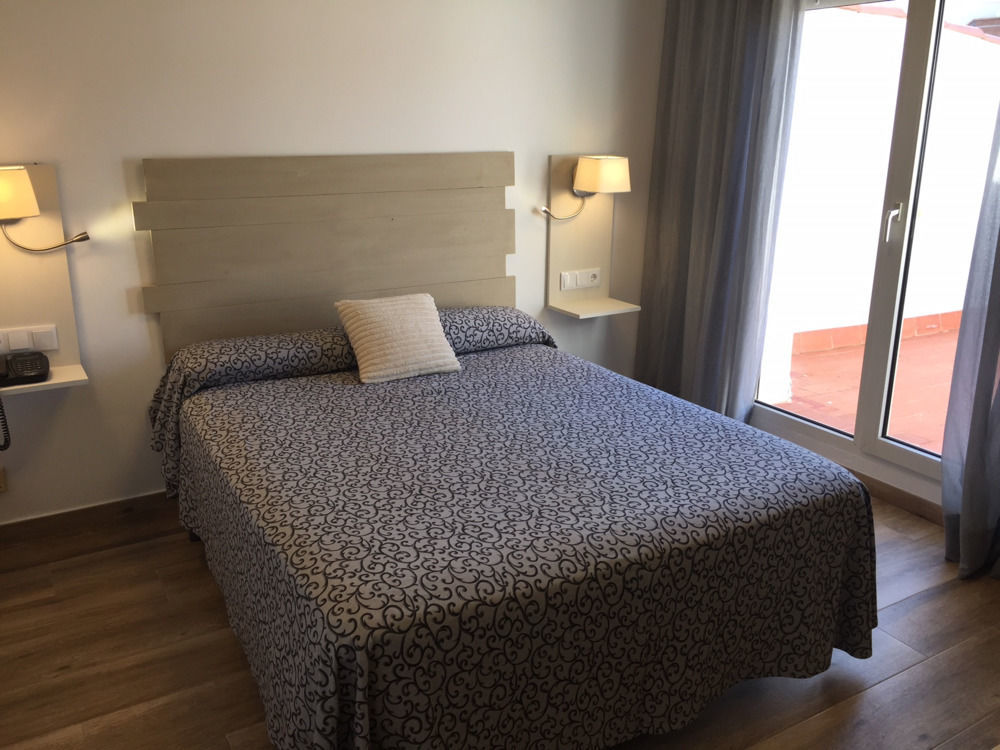 Hotel & Restaurant Figueres Parc Los Hostalets de Llers Dış mekan fotoğraf