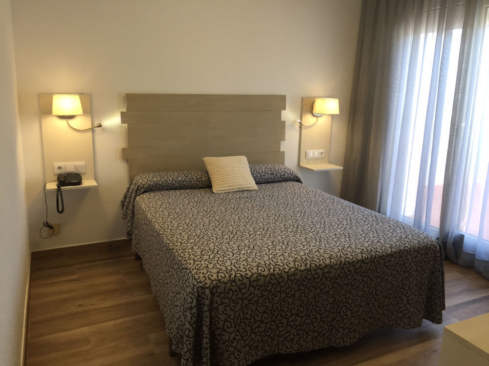 Hotel & Restaurant Figueres Parc Los Hostalets de Llers Dış mekan fotoğraf